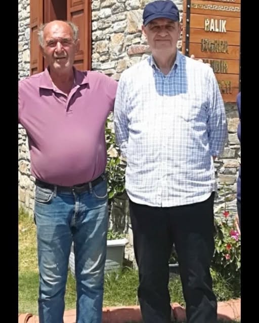 Samos Restaurant önünde iki misafir