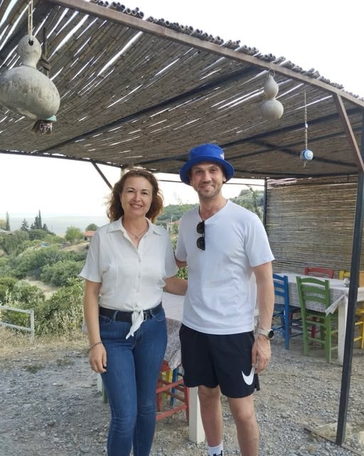 Samos Restaurant terasında iki misafir