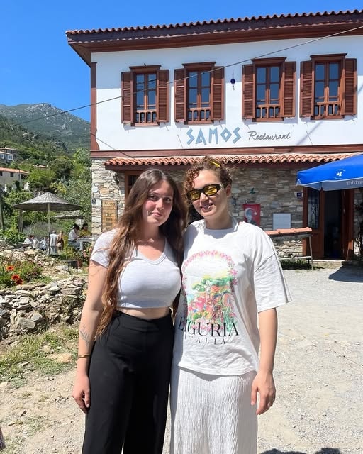 Samos Restaurant önünde iki misafir
