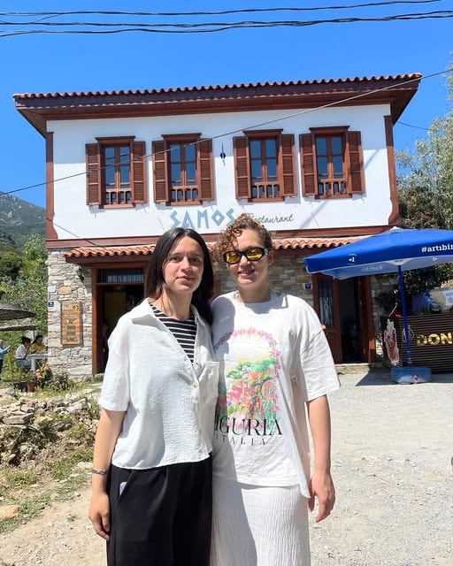 Samos Restaurant önünde iki misafir