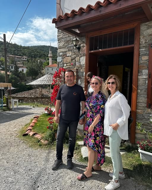 Samos Restaurant önünde üç misafir